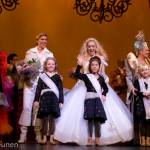 De jonge prinsesjes mochten samen met de cast het applaus in ontvangst nemen